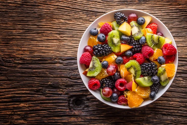 水果新鲜热带水果沙拉。碗健康的新鲜水果沙拉-死和健身概念 — 图库照片
