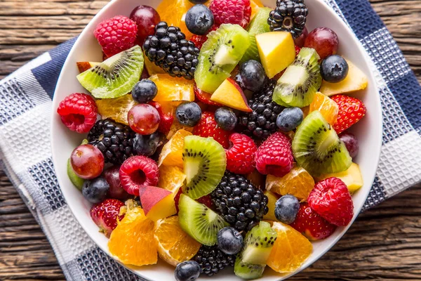 Salada de frutas tropicais mistas frescas. Tigela de salada de fruto fresca sã - morreu e conceito de aptidão — Fotografia de Stock