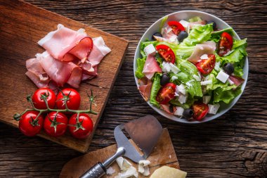 Salata. Taze yaz marul salatası. Sağlıklı Akdeniz salata zeytin domates parmesan peyniri ve prosciutto