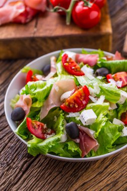 Salata. Taze yaz marul salatası. Sağlıklı Akdeniz salata zeytin domates parmesan peyniri ve prosciutto