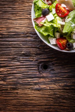 Salata. Taze yaz marul salatası. Sağlıklı Akdeniz salata zeytin domates parmesan peyniri ve prosciutto
