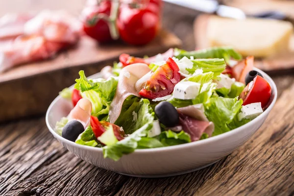 Salada. Salada de alface fresca de verão.Salada mediterrânea saudável azeitonas tomates queijo parmesão e presunto — Fotografia de Stock