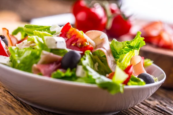 Salade. Salade de laitue fraîche d'été.Salade méditerranéenne saine olives tomates parmesan et prosciutto — Photo