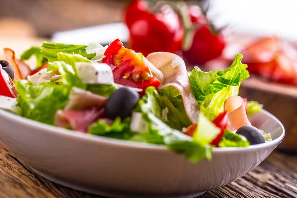 Salat. frischer Sommersalat. Gesunder mediterraner Salat Oliven Tomaten Parmesan-Käse und Schinken — Stockfoto