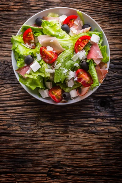 Salade. Salade de laitue fraîche d'été.Salade méditerranéenne saine olives tomates parmesan et prosciutto — Photo