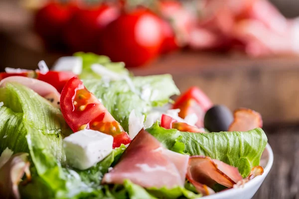 Salade. Salade de laitue fraîche d'été.Salade méditerranéenne saine olives tomates parmesan et prosciutto — Photo