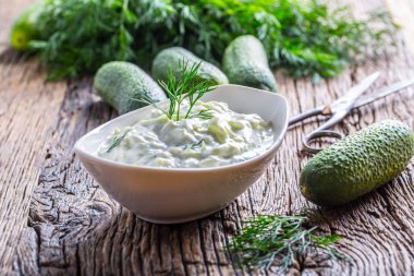 Cacık. Geleneksel Yunan dip sos veya rendelenmiş salatalık ekşi krema yoğurt zeytinyağı ve taze dereotu ile hazırlanan soyunma cacık. Akdeniz mutfağı