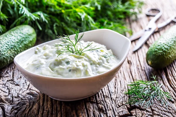 Tzatziki. Traditionele Griekse dipsaus of dressing tzatziki bereid met olijfolie van geraspte komkommer zure room yoghurt en verse dille. Mediterrane keuken — Stockfoto