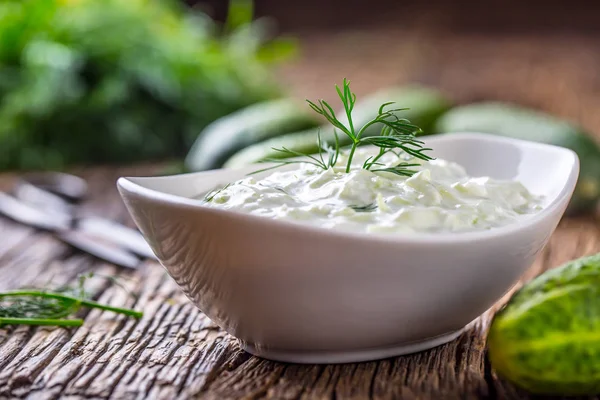 Tzatziki. Sauce à trempette grecque traditionnelle ou vinaigrette tzatziki préparée avec de l'huile d'olive au yogourt à la crème sure au concombre râpé et de l'aneth frais. Cuisine méditerranéenne — Photo