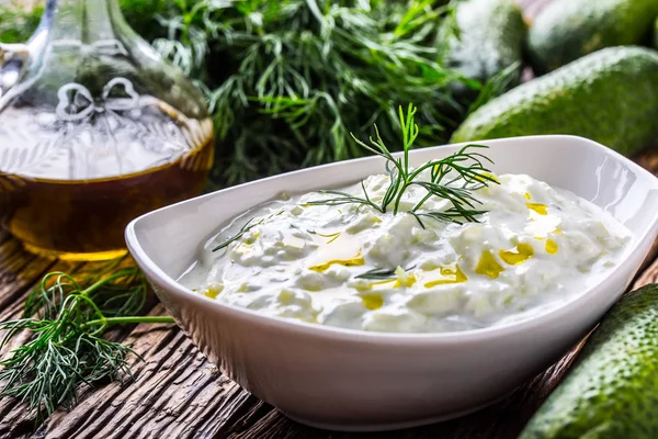 Tzatziki. Tradycyjne greckie dip sos lub sos tzatziki, przygotowywane na bazie oliwy z oliwek tarty ogórek śmietana jogurt i koperku. Dania kuchni śródziemnomorskiej — Zdjęcie stockowe