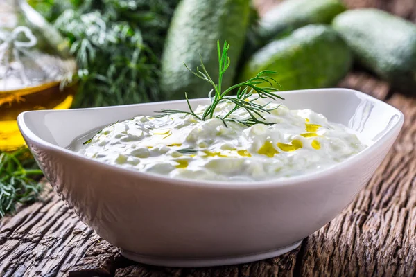 Tzatziki. Salsa griega tradicional o aderezo tzatziki preparado con aceite de oliva yogur crema agria pepino rallado y eneldo fresco. Cocina mediterránea —  Fotos de Stock