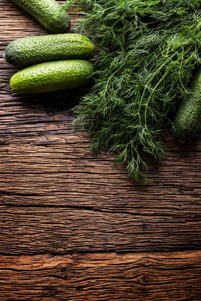 Salatalık ve dereotu çok eski rustik meşe masada