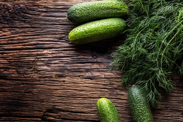 Salatalık ve dereotu çok eski rustik meşe masada