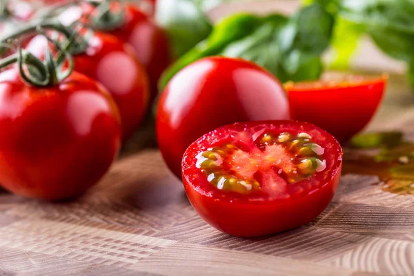 Tomaten. Cherry tomaten. Cocktail tomaten op een houten bord — Stockfoto