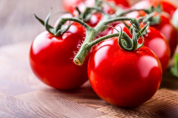 Pomidory. Wiśniowe pomidory. Pomidory koktajlowe na desce — Zdjęcie stockowe