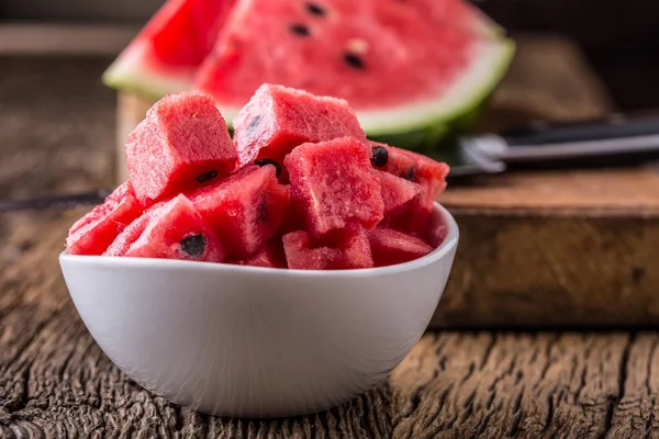 Vattenmelon. Vattenmelon skivade i skål på träbord — Stockfoto