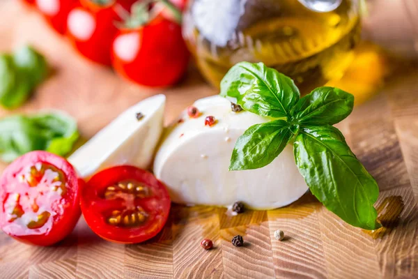 La albahaca deja mozzarella de tomate y aceite de oliva. Ingredientes en ensalada italiana caprese —  Fotos de Stock