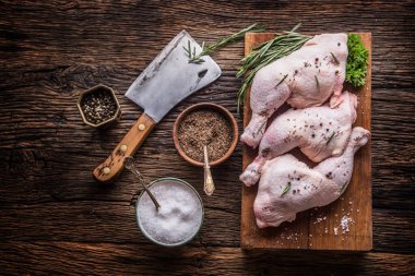 Tavuk budu. Çiğ tavuk budu Tuz karabiber ve otlar ile