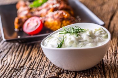 Cacık. Tzatziki sos daldırma veya soyunma tavuk ızgara arka bacaklarda
