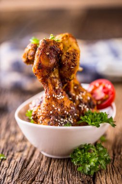 Izgara tavuk budu. Izgara tavuk budu Barbekü susam maydanoz ve domates ile