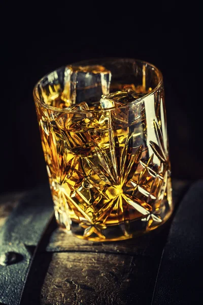 Băutură whisky. Sticlă de whisky pe butoiul vechi din lemn — Fotografie, imagine de stoc