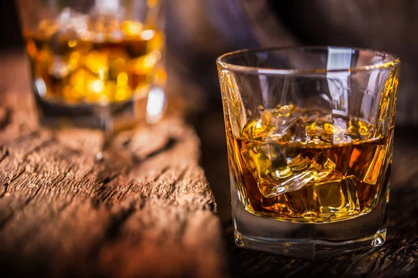 Viski içecek. Viski içecek rustik meşe ağaç buz küpleri ile on — Stok fotoğraf