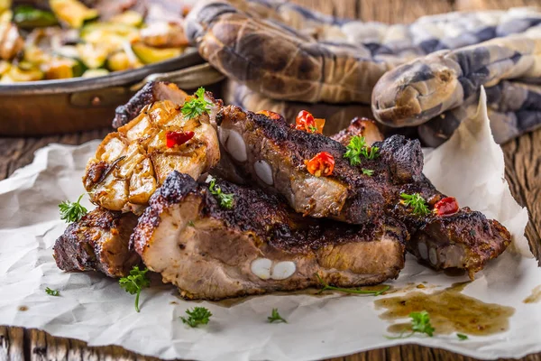 Costolette di maiale alla griglia Costolette di maiale arrosto succose su tavola rustica di quercia — Foto Stock