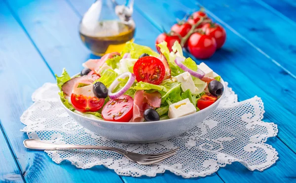 Insalata. Insalata estiva di lattuga fresca. Insalata mediterranea sana olive pomodori parmigiano e prosciutto — Foto Stock