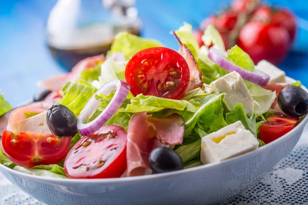 Salat. frischer Sommersalat. Gesunder mediterraner Salat Oliven Tomaten Parmesan-Käse und Schinken — Stockfoto