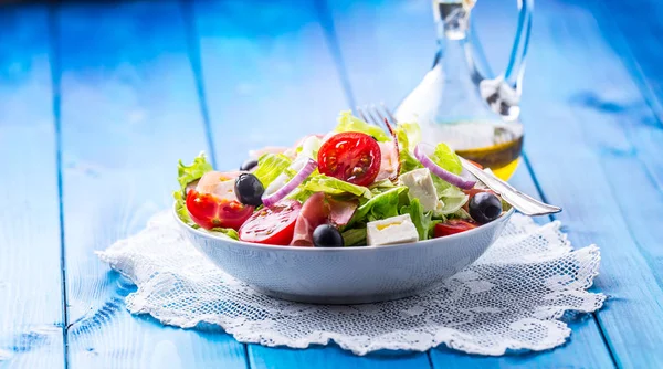 Σαλάτα. Σαλάτα μαρούλι φρέσκο το καλοκαίρι. Υγιεινή Μεσογειακή σαλάτα ελιές ντομάτες τυρί παρμεζάνα και προσούτο — Φωτογραφία Αρχείου