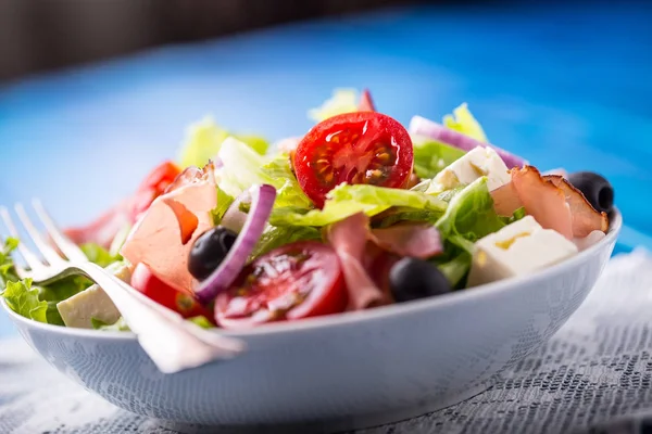 Salat. frischer Sommersalat. Gesunder mediterraner Salat Oliven Tomaten Parmesan-Käse und Schinken — Stockfoto