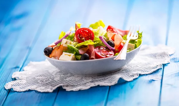 Salat. frischer Sommersalat. Gesunder mediterraner Salat Oliven Tomaten Parmesan-Käse und Schinken — Stockfoto