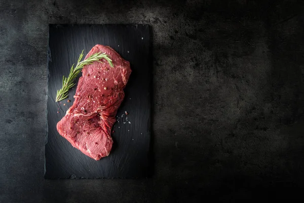 Rump Steak. Carne de res carne cruda. Carne de res carne cruda con sal pimienta rosa — Foto de Stock