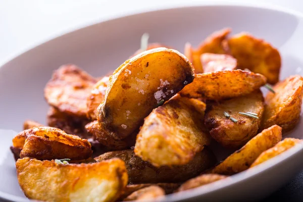 Patata. Patate arrosto. Patate americane con sale, rosmarino e cumino. Cunei di patate arrosto delizioso croccante — Foto Stock