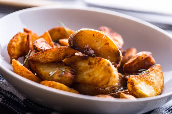 Patata. Patate arrosto. Patate americane con sale, rosmarino e cumino. Cunei di patate arrosto delizioso croccante — Foto Stock