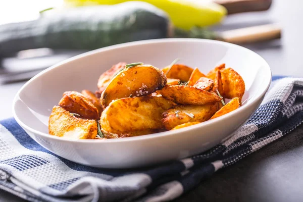 Aardappel. Geroosterde aardappelen. Amerikaanse aardappelen met zout rozemarijn en komijn. Geroosterde aardappel wiggen heerlijk krokant — Stockfoto