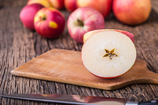 Яблоко. Красные яблоки в других позициях на деревянной доске
