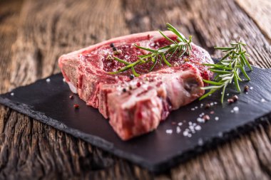 Sığır eti çiğ biftek. Tuz karabiber ve gül ham taze T-bone biftek