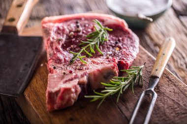 Sığır eti çiğ biftek. Tuz karabiber ve gül ham taze T-bone biftek