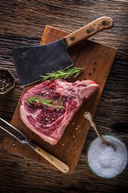 Sığır eti çiğ biftek. Tuz karabiber ve gül ham taze T-bone biftek