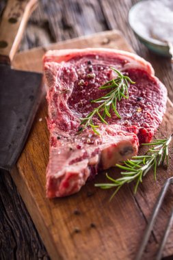 Sığır eti çiğ biftek. Tuz karabiber ve gül ham taze T-bone biftek