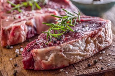 Sığır eti çiğ biftek. Tuz karabiber ve gül ham taze T-bone biftek