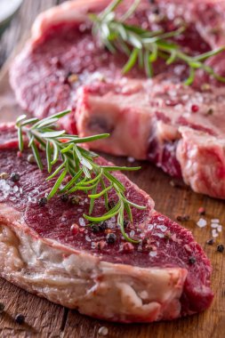 Sığır eti çiğ biftek. Tuz karabiber ve gül ham taze T-bone biftek