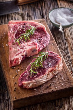 Sığır eti çiğ biftek. Tuz karabiber ve gül ham taze T-bone biftek