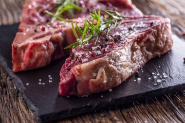 Sığır eti çiğ biftek. Tuz karabiber ve gül ham taze T-bone biftek