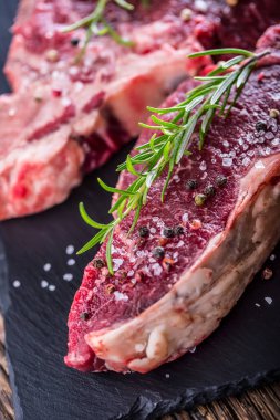 Sığır eti çiğ biftek. Tuz karabiber ve gül ham taze T-bone biftek