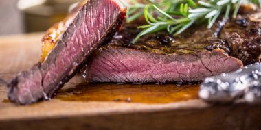 Sulu biftek tuz biber ve biberiye T-bone biftek ızgara