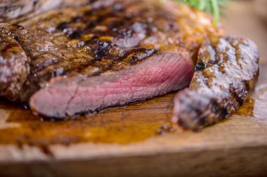 Sulu biftek tuz biber ve biberiye T-bone biftek ızgara