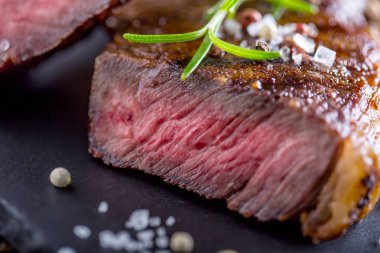 Sulu biftek tuz biber ve biberiye T-bone biftek ızgara