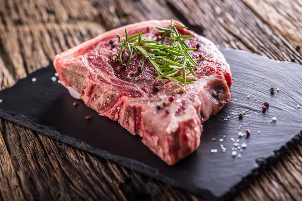 Sığır eti çiğ biftek. Tuz karabiber ve gül ham taze T-bone biftek